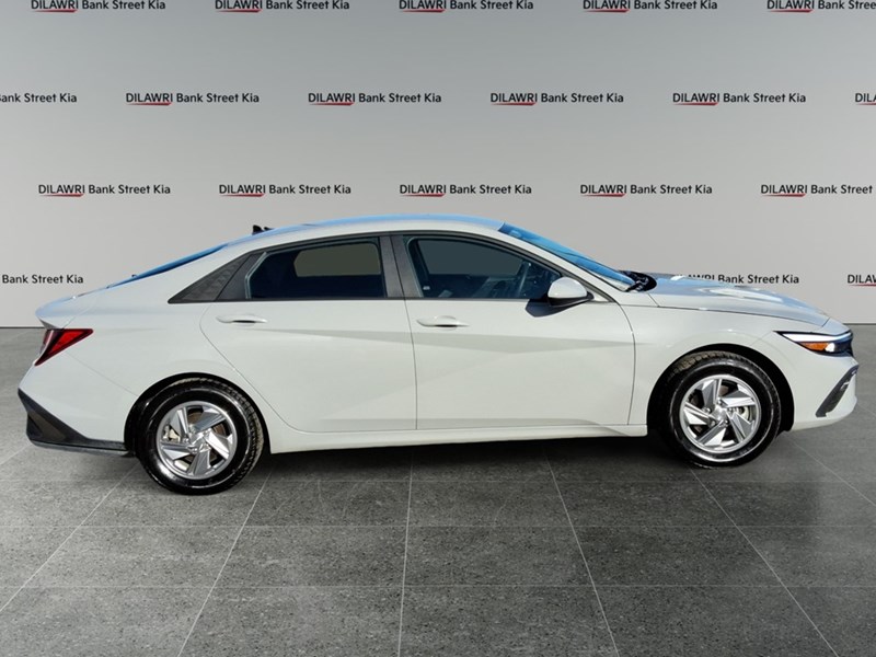 2024 Hyundai Elantra Essential IVT