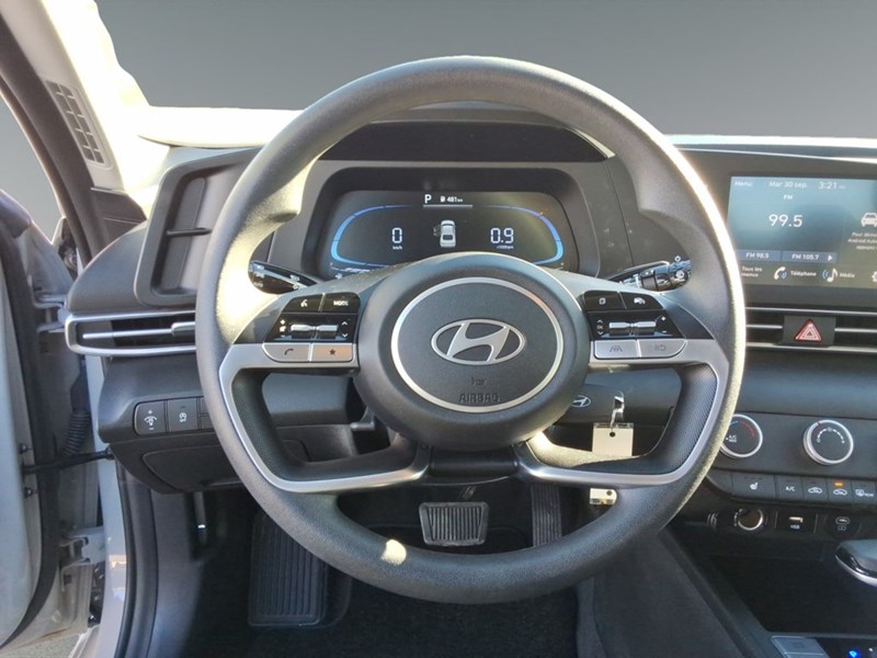 2024 Hyundai Elantra Essential IVT