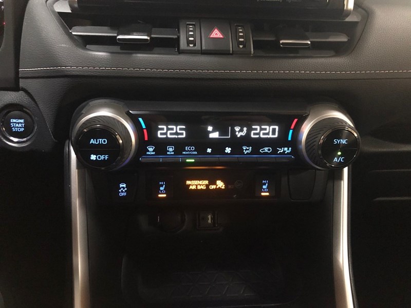 2019 Toyota RAV4 AWD XLE Premium | Leather & Sunroof