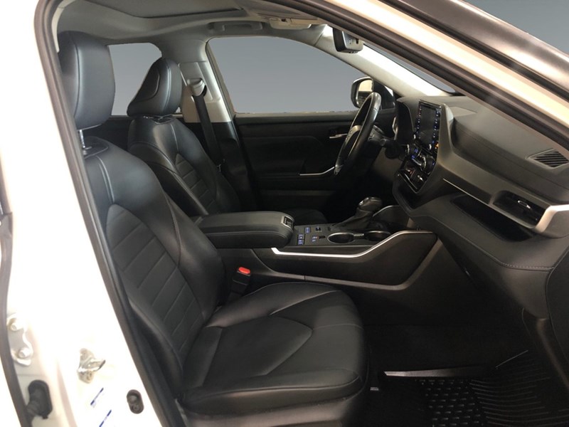 2022 Toyota Highlander XLE AWD - 2 Sets of Wheels Incl.