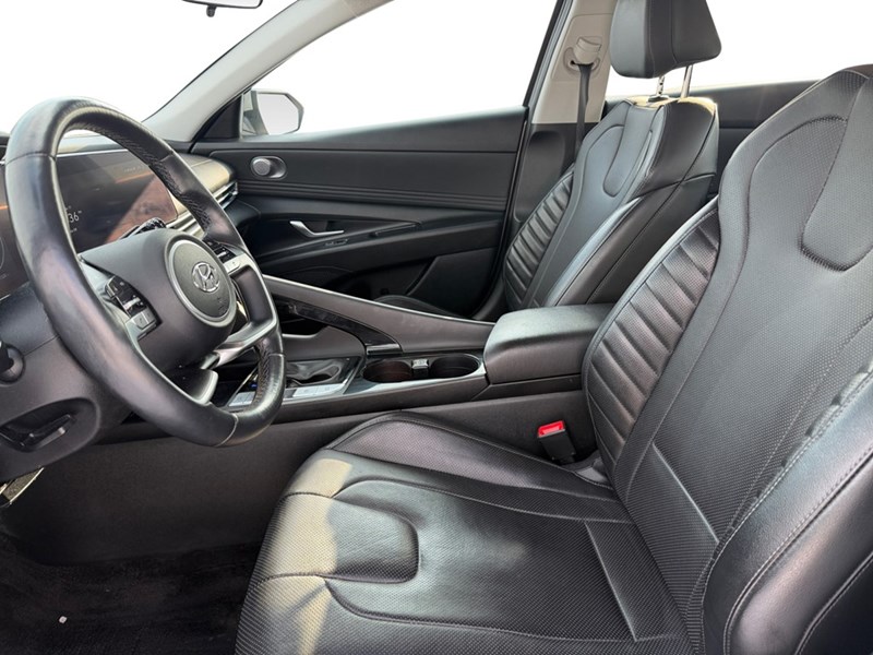 2023 Hyundai Elantra Luxury IVT