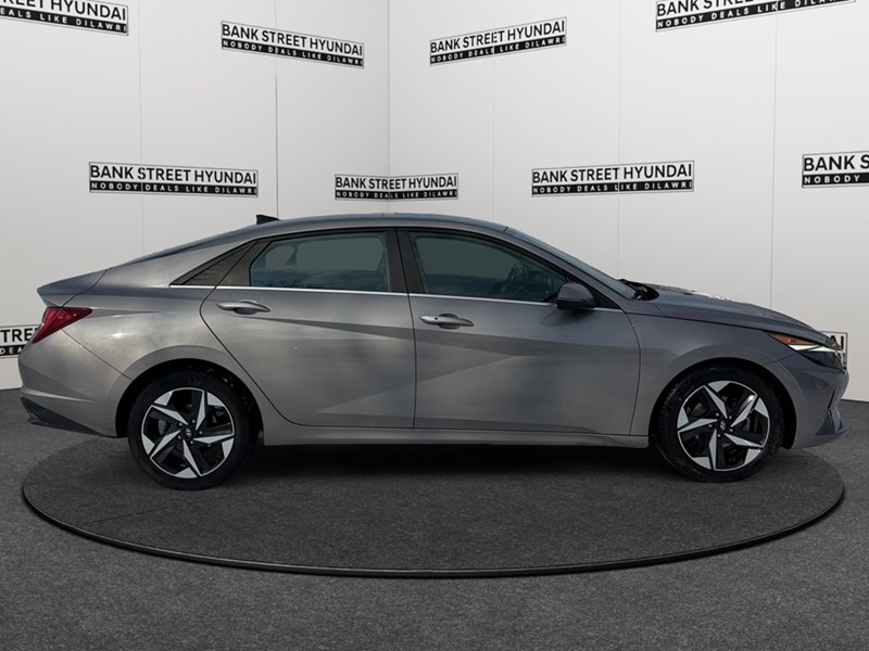 2023 Hyundai Elantra Luxury IVT