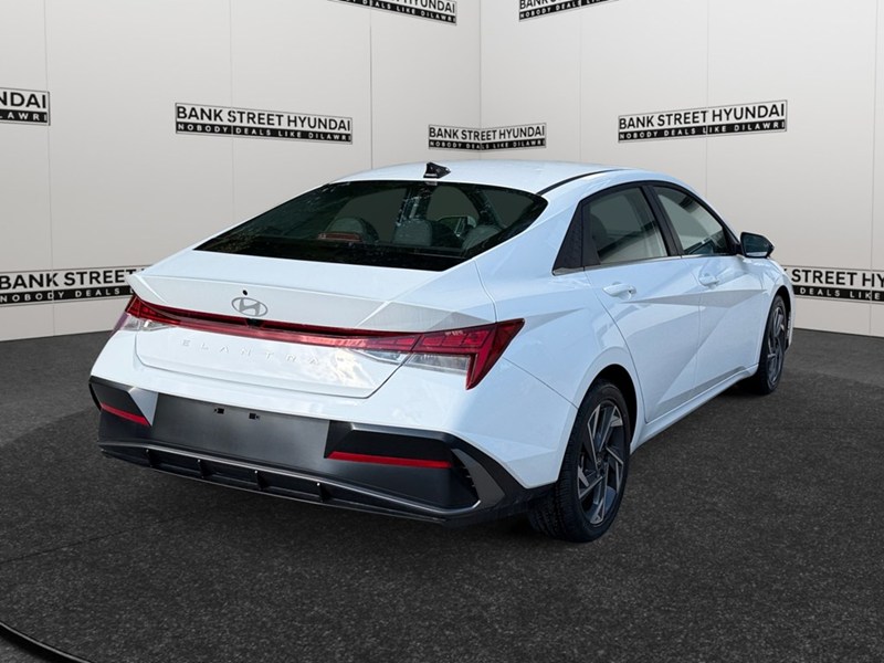 2025 Hyundai Elantra Luxury IVT
