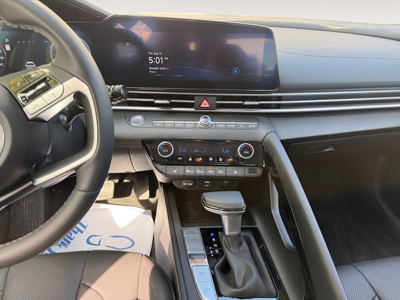 2025 Hyundai Elantra Luxury IVT