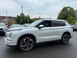 2022 Mitsubishi Outlander LE image 2