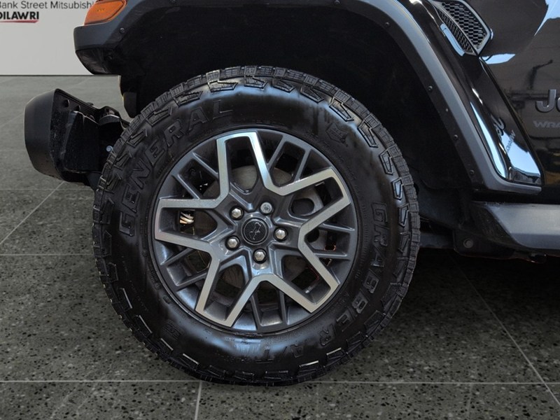 2025 Jeep Wrangler Sahara 4 Door 4x4/LOADED with one touch SKYTOP!