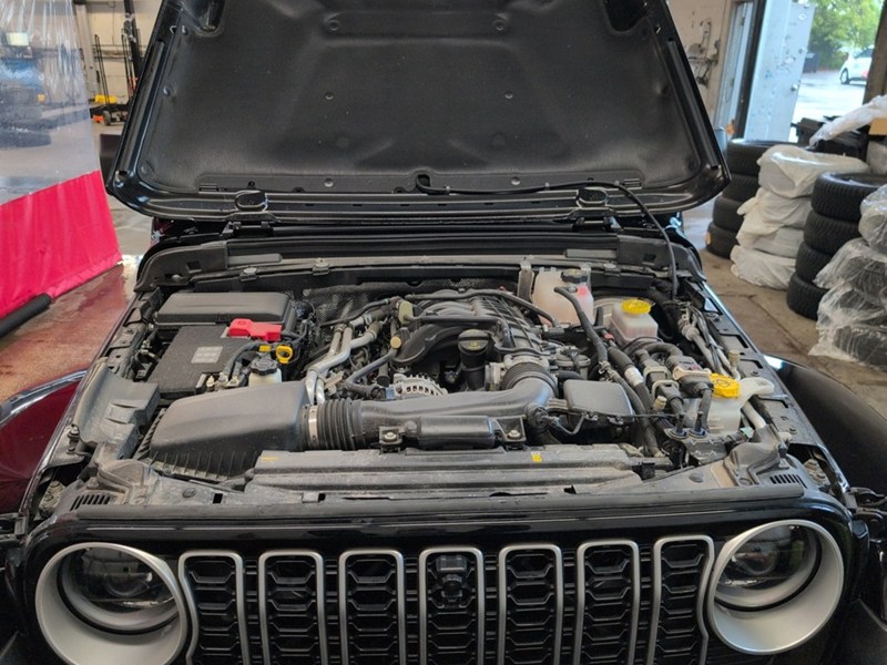 2025 Jeep Wrangler Sahara 4 Door 4x4/LOADED with one touch SKYTOP!