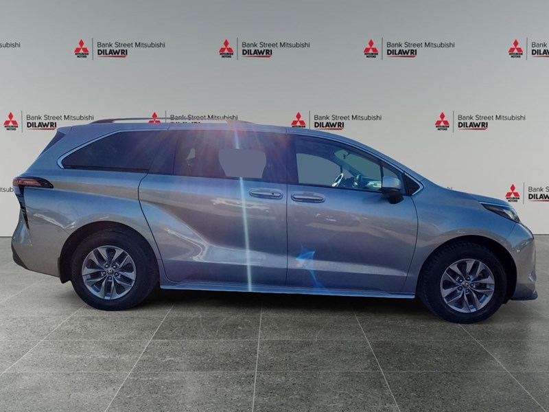 2022 Toyota Sienna LE 8-Passenger FWD