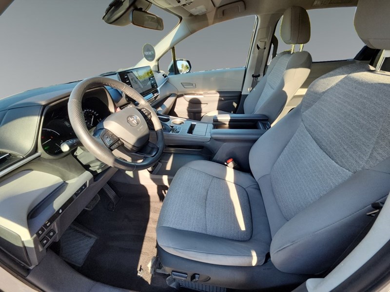 2022 Toyota Sienna LE 8-Passenger FWD