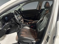 2025 Hyundai Elantra Luxury IVT