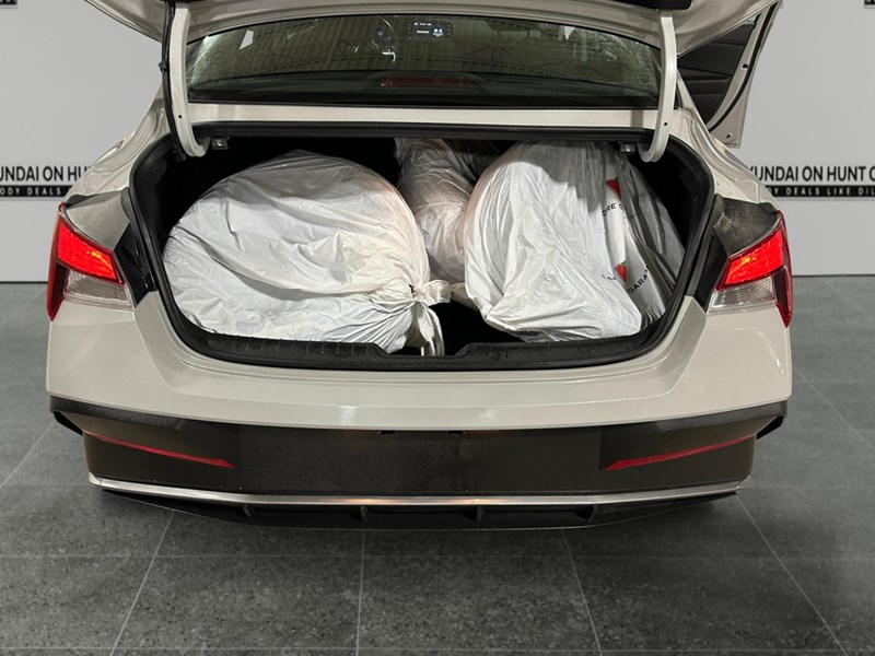 2025 Hyundai Elantra Preferred IVT