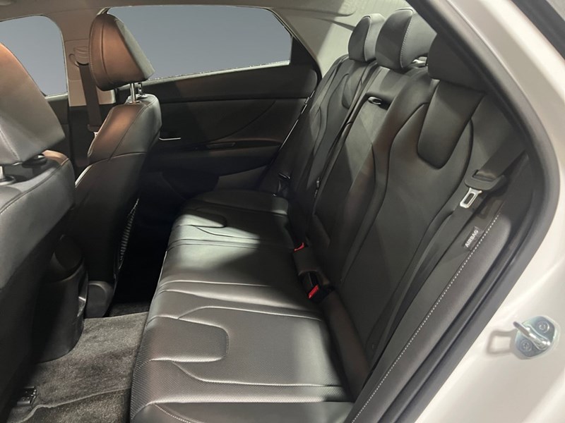 2025 Hyundai Elantra Luxury IVT