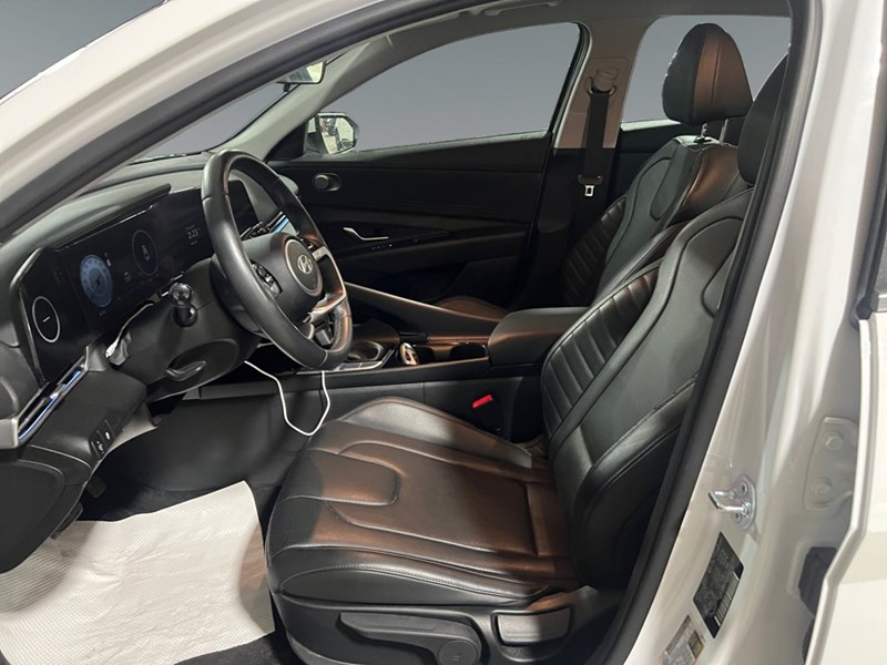 2025 Hyundai Elantra Luxury IVT