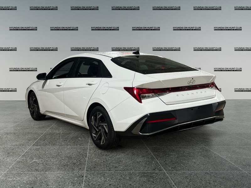 2025 Hyundai Elantra Luxury IVT