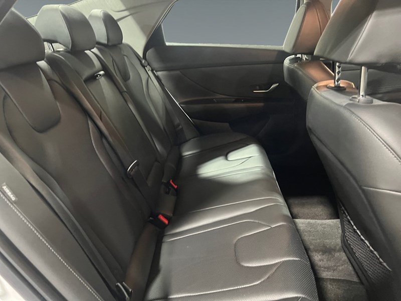 2025 Hyundai Elantra Luxury IVT