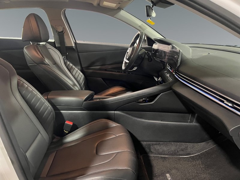 2025 Hyundai Elantra Luxury IVT