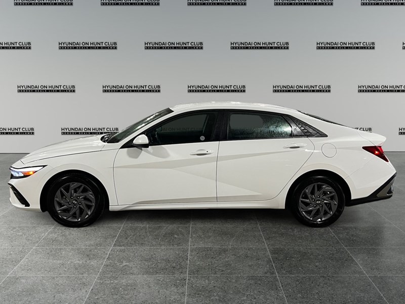 2024 Hyundai Elantra Preferred IVT