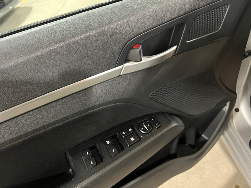 2020 Hyundai Elantra Preferred w/Sun & Safety Package IVT