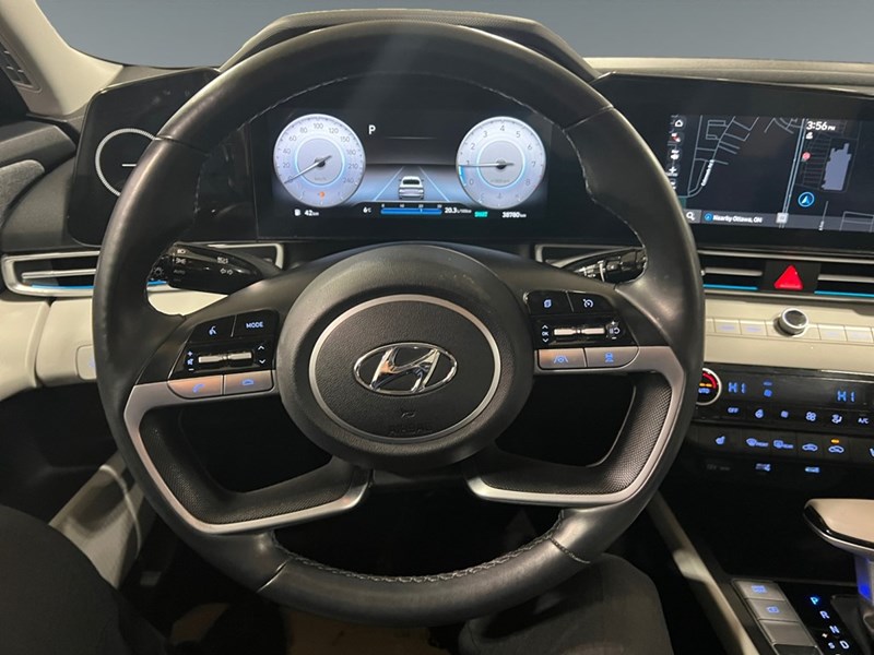 2023 Hyundai Elantra Luxury IVT w/Two-Tone Interior