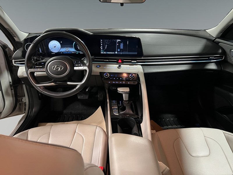 2023 Hyundai Elantra Luxury IVT w/Two-Tone Interior