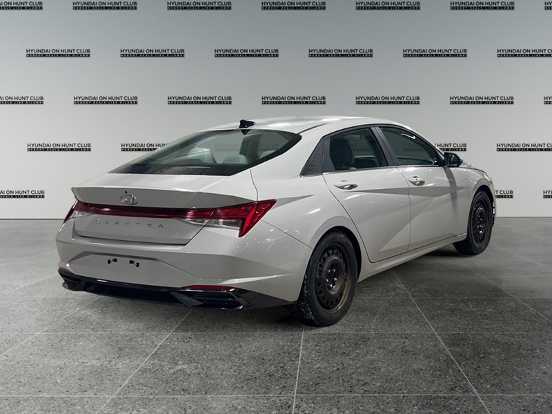 2023 Hyundai Elantra Luxury IVT w/Two-Tone Interior
