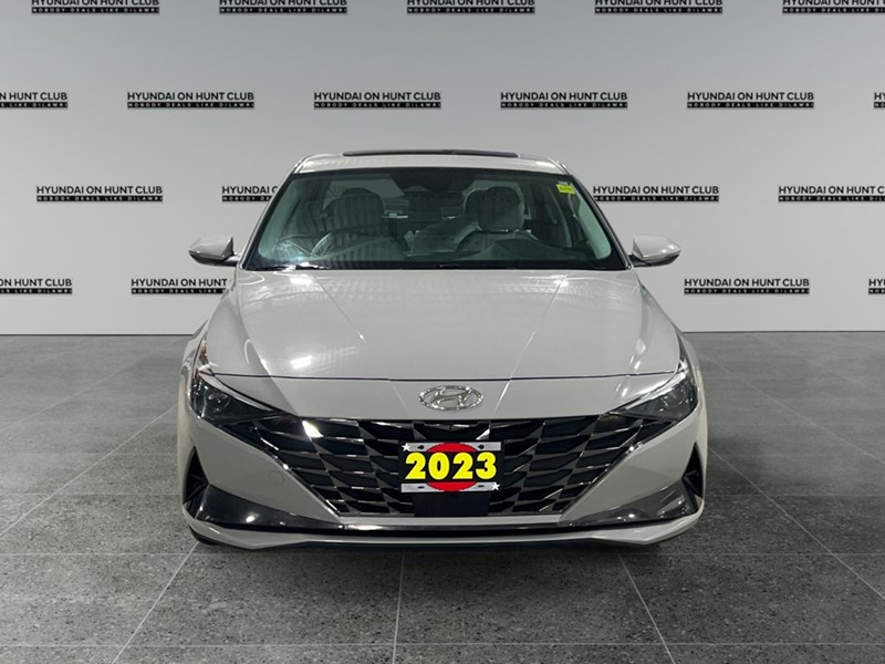 2023 Hyundai Elantra Luxury IVT w/Two-Tone Interior