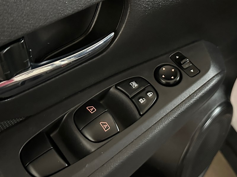 2025 Nissan Kicks Play SV FWD