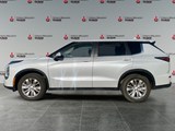 2025 Mitsubishi Outlander ES image 2