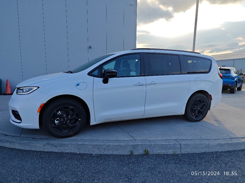 2024 Chrysler Pacifica Hybrid Premium S Appearance