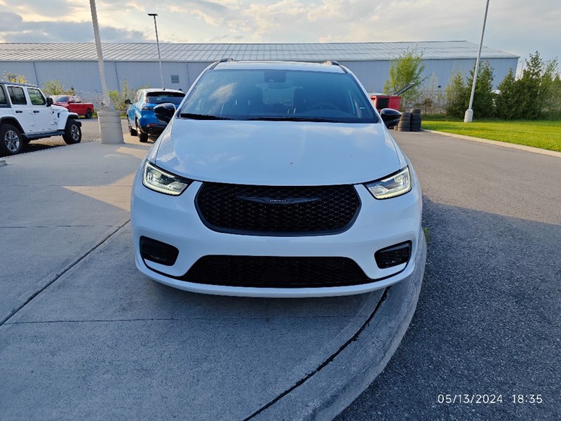 2024 Chrysler Pacifica Hybrid Premium S Appearance