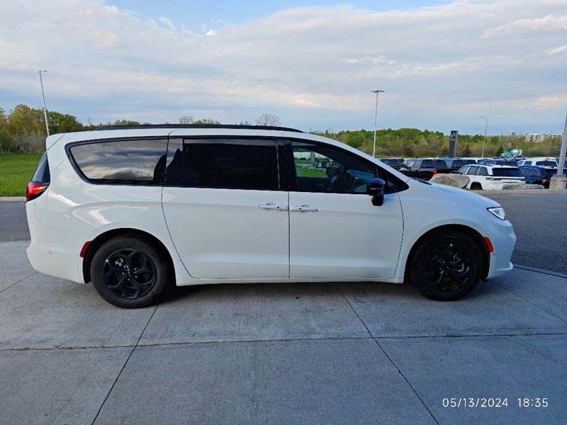 2024 Chrysler Pacifica Hybrid Premium S Appearance