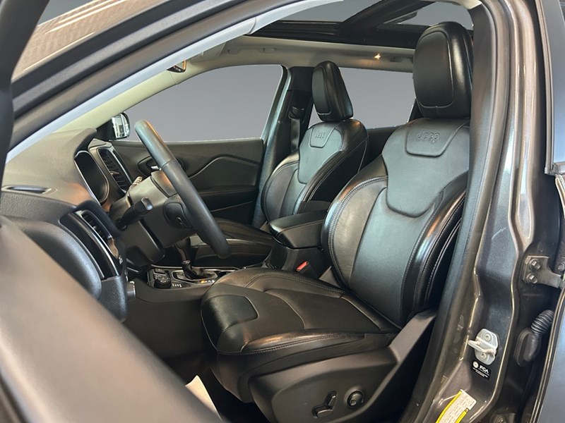 2022 Jeep Cherokee Altitude 4x4 V6 | Ultra Low KM's