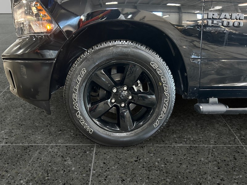 2023 RAM 1500 Classic SLT 4x4 Crew Cab | Black Appearance | Low KM's