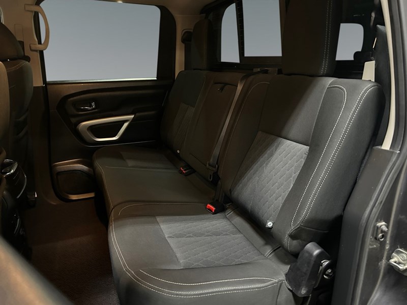 2017 Nissan Titan 4WD Crew Cab SV