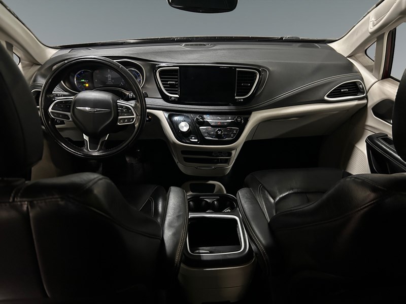 2022 Chrysler Pacifica Hybrid Touring L | Local Trade IN