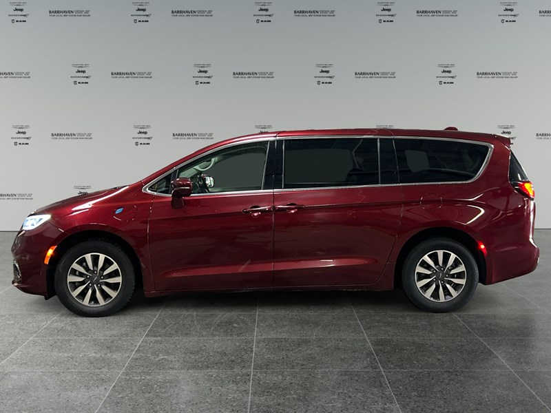 2022 Chrysler Pacifica Hybrid Touring L | Local Trade IN
