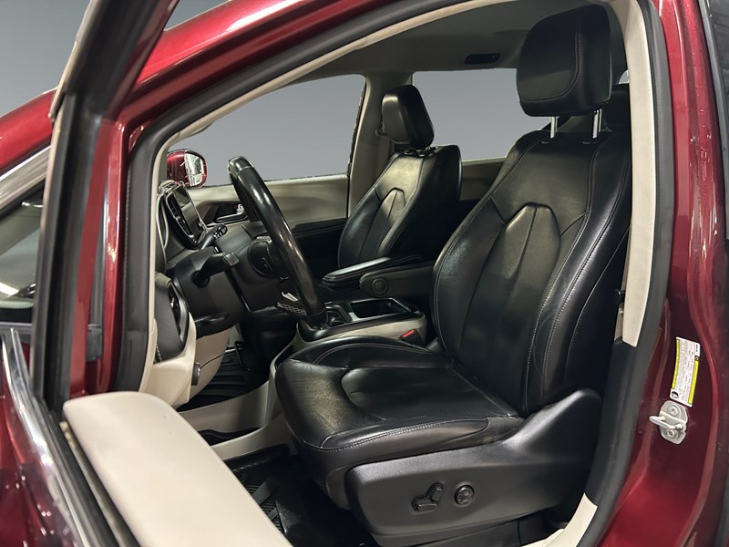 2022 Chrysler Pacifica Hybrid Touring L | Local Trade IN