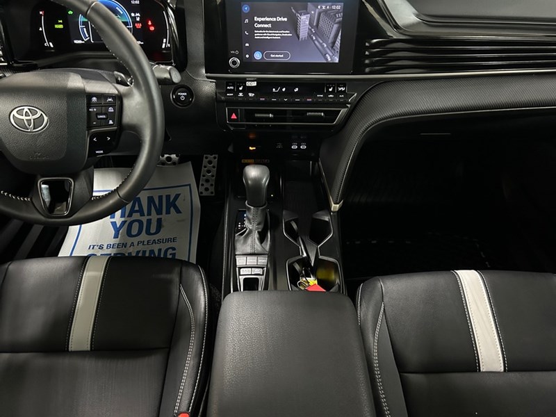 2025 Toyota Camry SE Hybrid | Like NEW