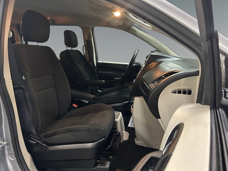 2017 Dodge Grand Caravan SXT | Stow N GO