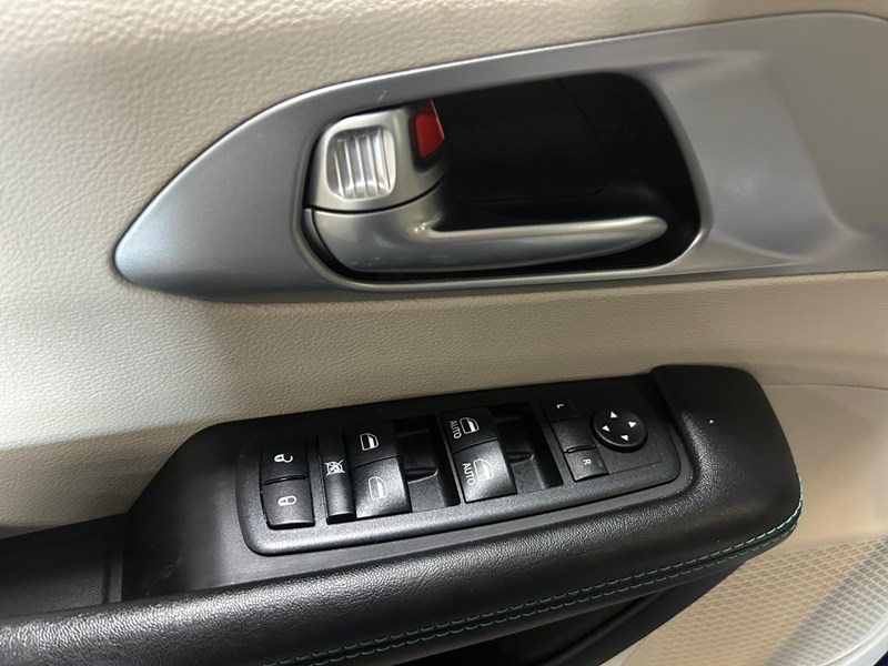2018 Chrysler Pacifica Hybrid Touring-L | Ultra Low KM's