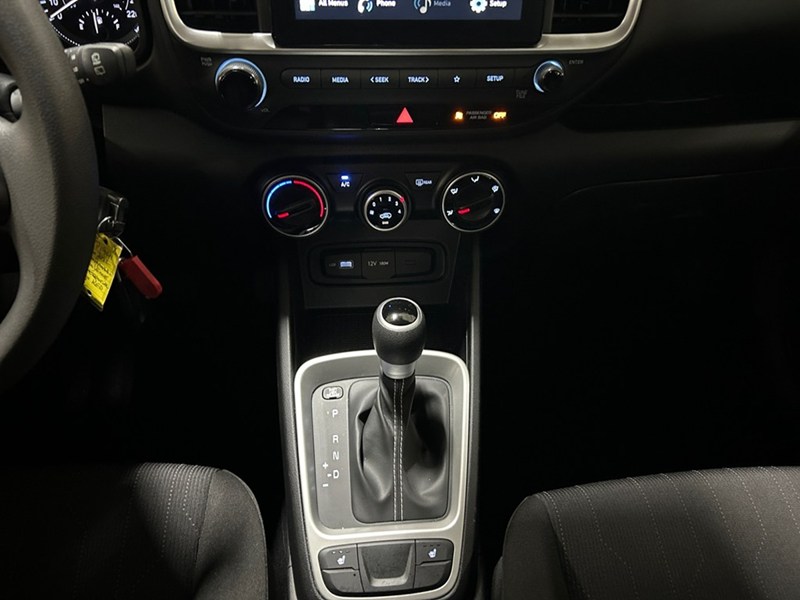 2022 Hyundai Venue Essential IVT w/Two-Tone | Ultra Low KM's
