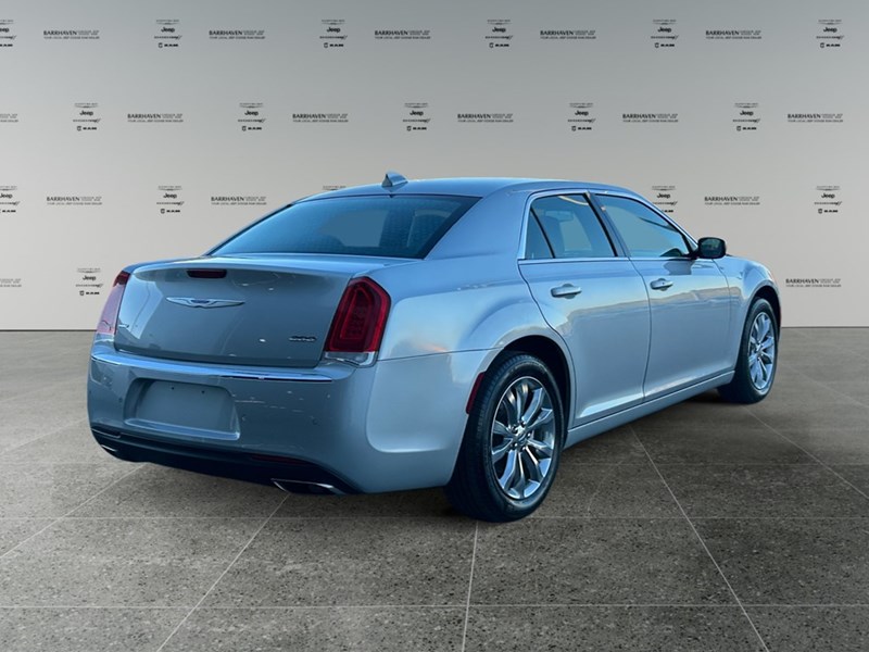 2021 Chrysler 300 Touring L AWD | Low KM’s