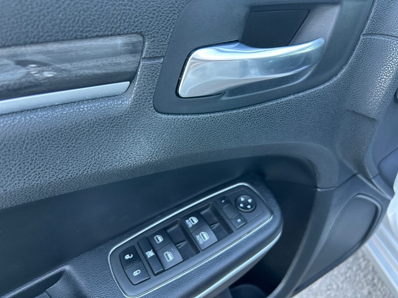 2021 Chrysler 300 Touring L AWD | Low KM’s