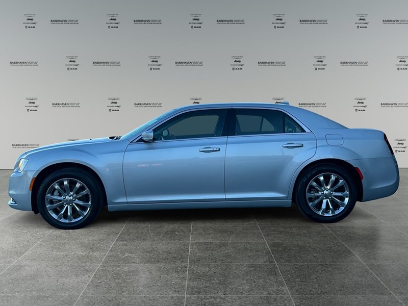 2021 Chrysler 300 Touring L AWD | Low KM’s