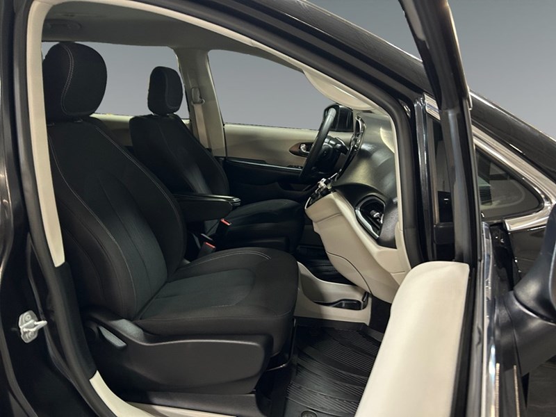 2022 Chrysler Grand Caravan SXT | Low KM's