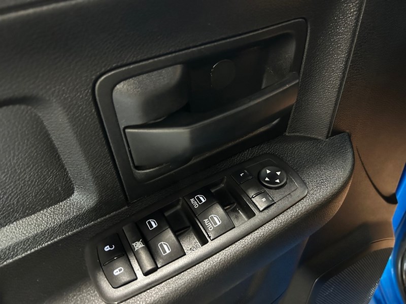 2021 RAM 1500 Classic Express 4x4 Crew | Low KM's