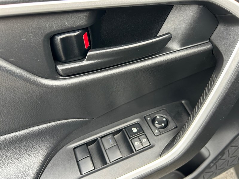 2021 Toyota RAV4 LE AWD | Ultra Low KM's