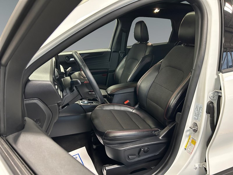 2025 Ford Escape ST-Line Select AWD | Like NEW