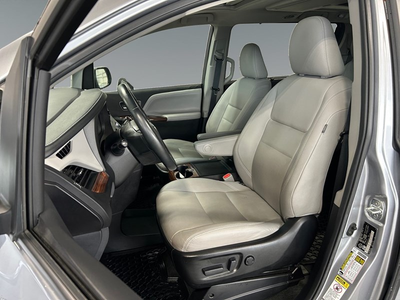 2017 Toyota Sienna XLE Limited | 7-Pass | AWD | Ultra Low KM's