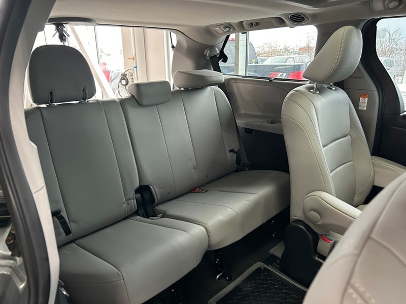 2017 Toyota Sienna XLE Limited | 7-Pass | AWD | Ultra Low KM's